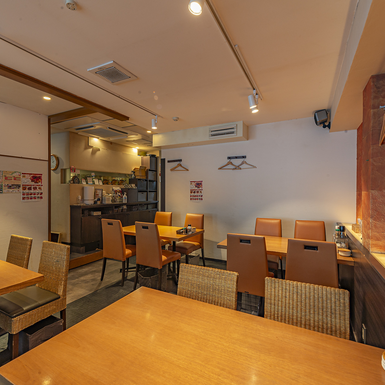 ナトレーザの店内とテーブル席